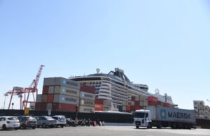 barco con containers