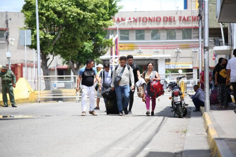 Migración venezolana: 2.800 personas cruzan diariamente a Colombia por los puentes internacionales